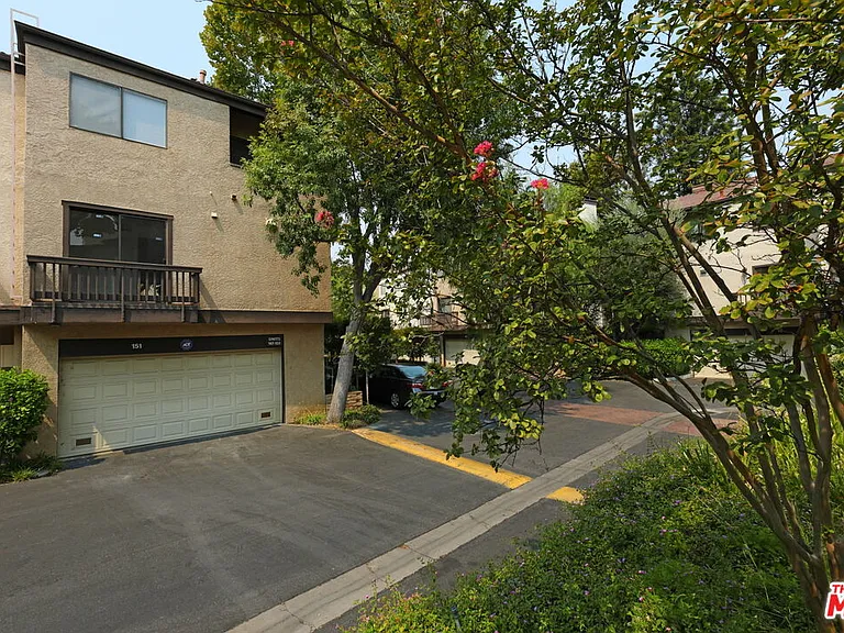 21821 Burbank Blvd #151 — Photo 39