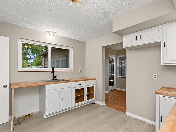 4th image of 559 Portland Way S