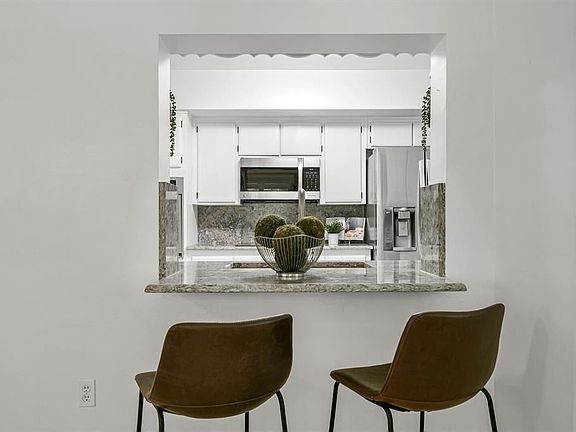 4th image of 1762 Emerald Dr