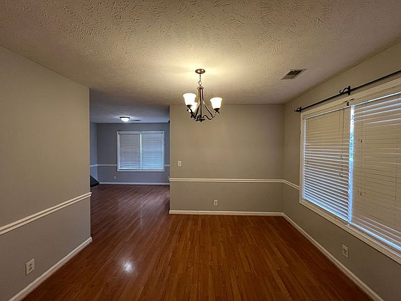 4th image of 301 Acorn Ct