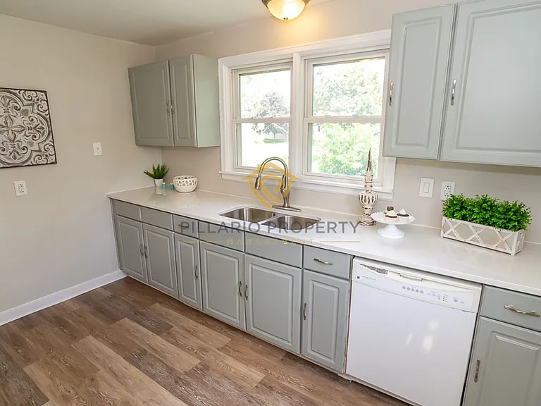 312 N Hanley St — Photo 5