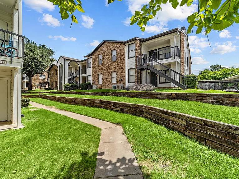 Harper Apartments — Photo 16