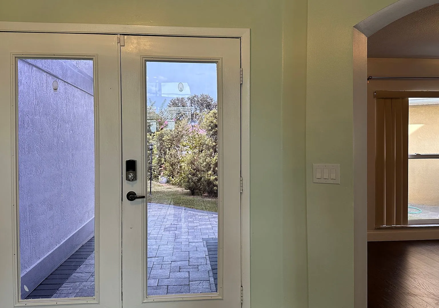 Spacious 4BR/2.5BA Home with Screened Pool & 2-Car Garage — Photo 4