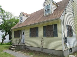60 Park Ln, Medford, NY 11763