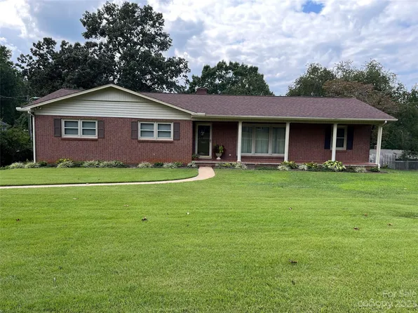 1965 10th Street Pl NW, Hickory, NC 28601