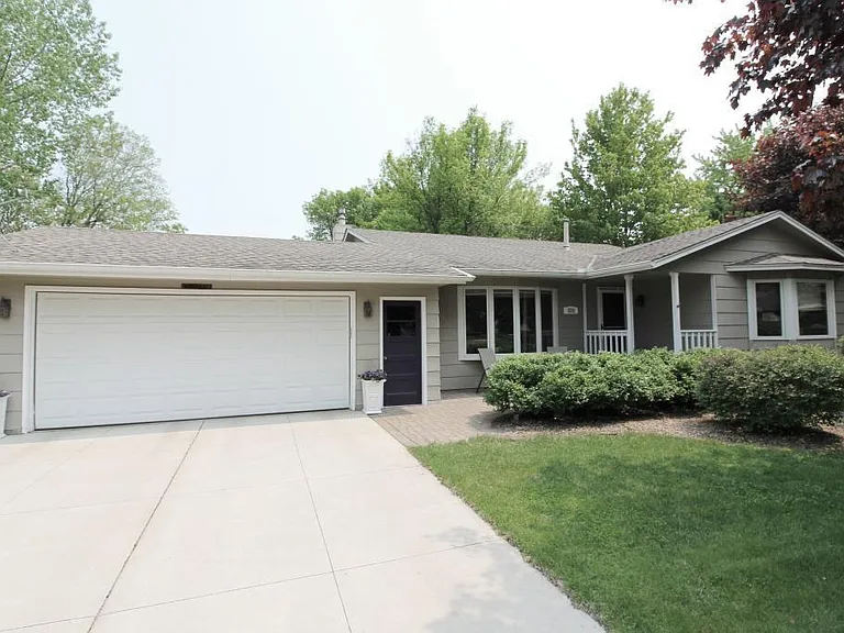 572 Kent Cir — Photo 1