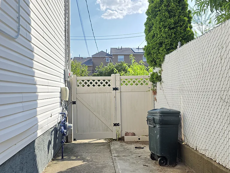 Osgood Ave — Photo 32