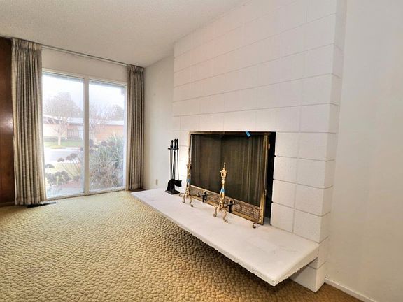 4th image of 1100 Glen Holly Way