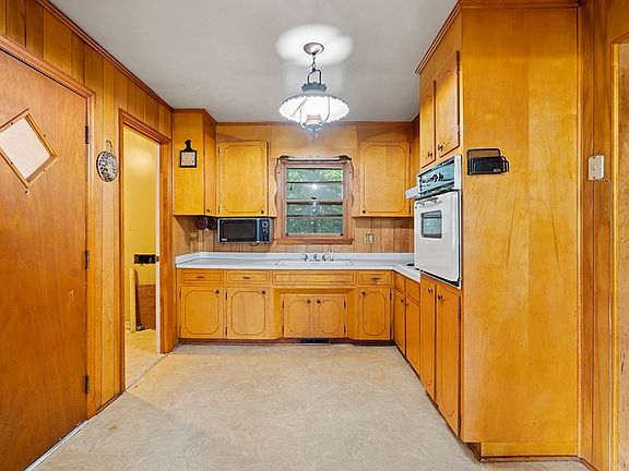 5th image of 203 Beechwood Cir