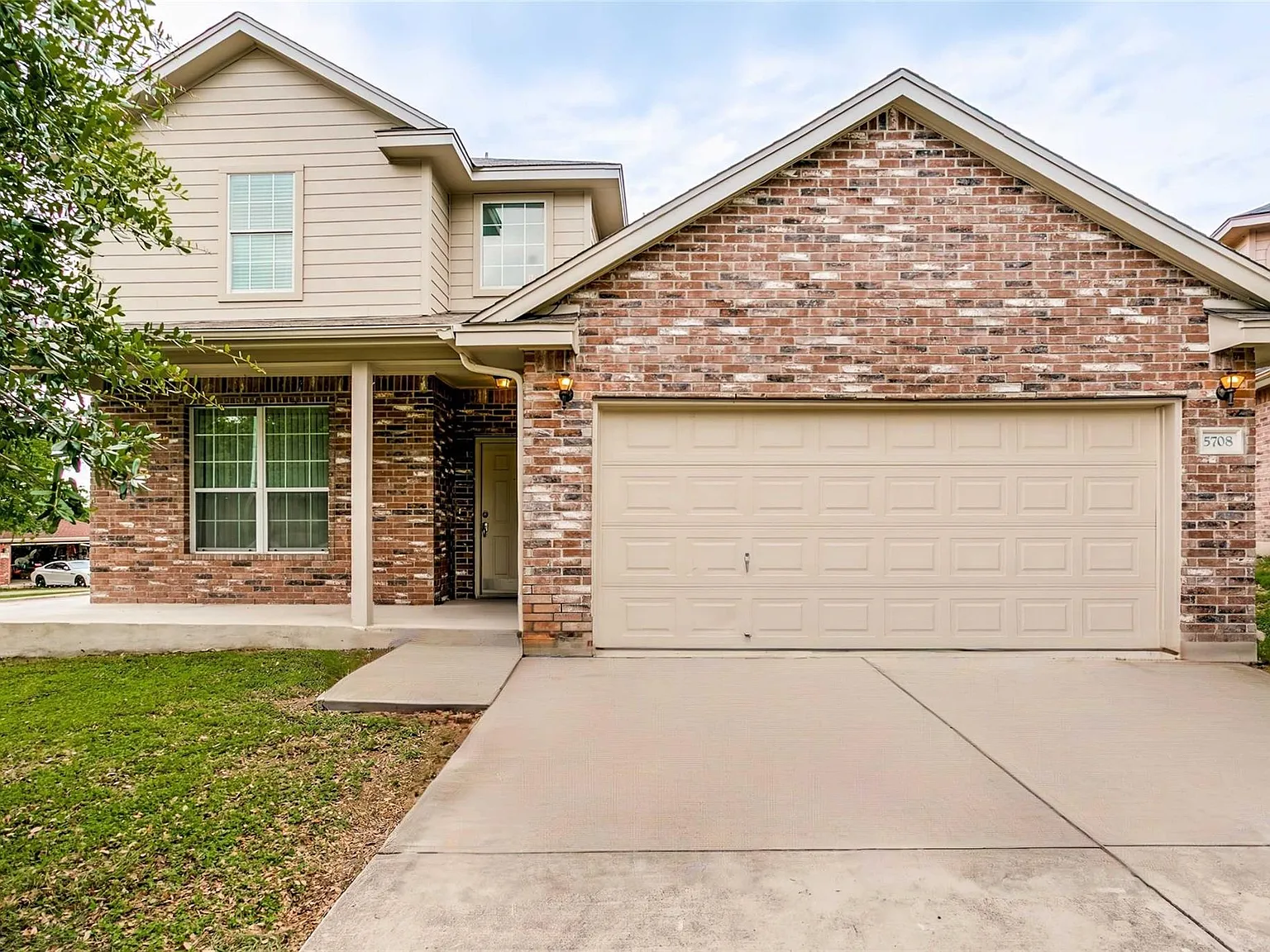 4 bed, 2.5 bath, 2372 sqft, $1,950 — Photo 1