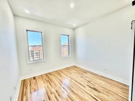 387 Onderdonk Ave, Ridgewood, NY