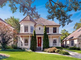 439 Ridge Ave, Clarendon Hills, IL 60514