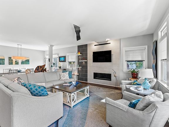 4th image of 230 W Seaspray Rd