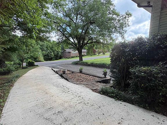 2nd image of 1601 Summit St