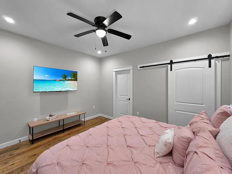 1049 Sunset Cir W — Photo 30