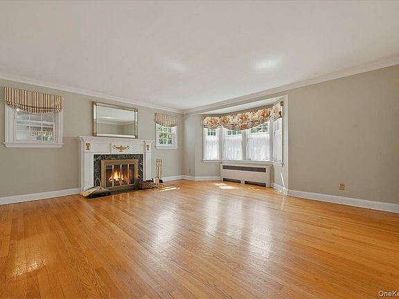 4th image of 225 Crocus Avenue