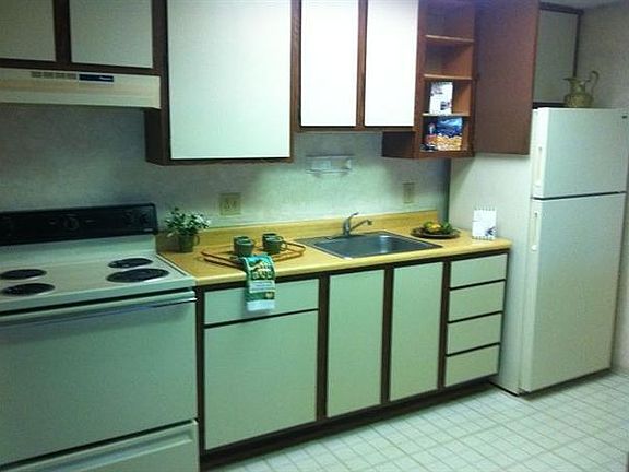 Apt 1104 kit storage  012