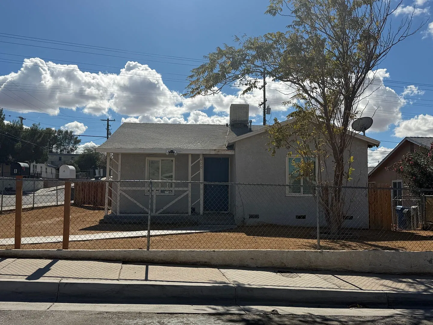 2 Bedroom 1 Bathroom Fenced House with Completely Remodeled Interior — Photo 1