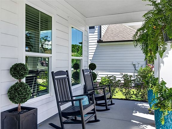 3rd image of 122 Canter Court