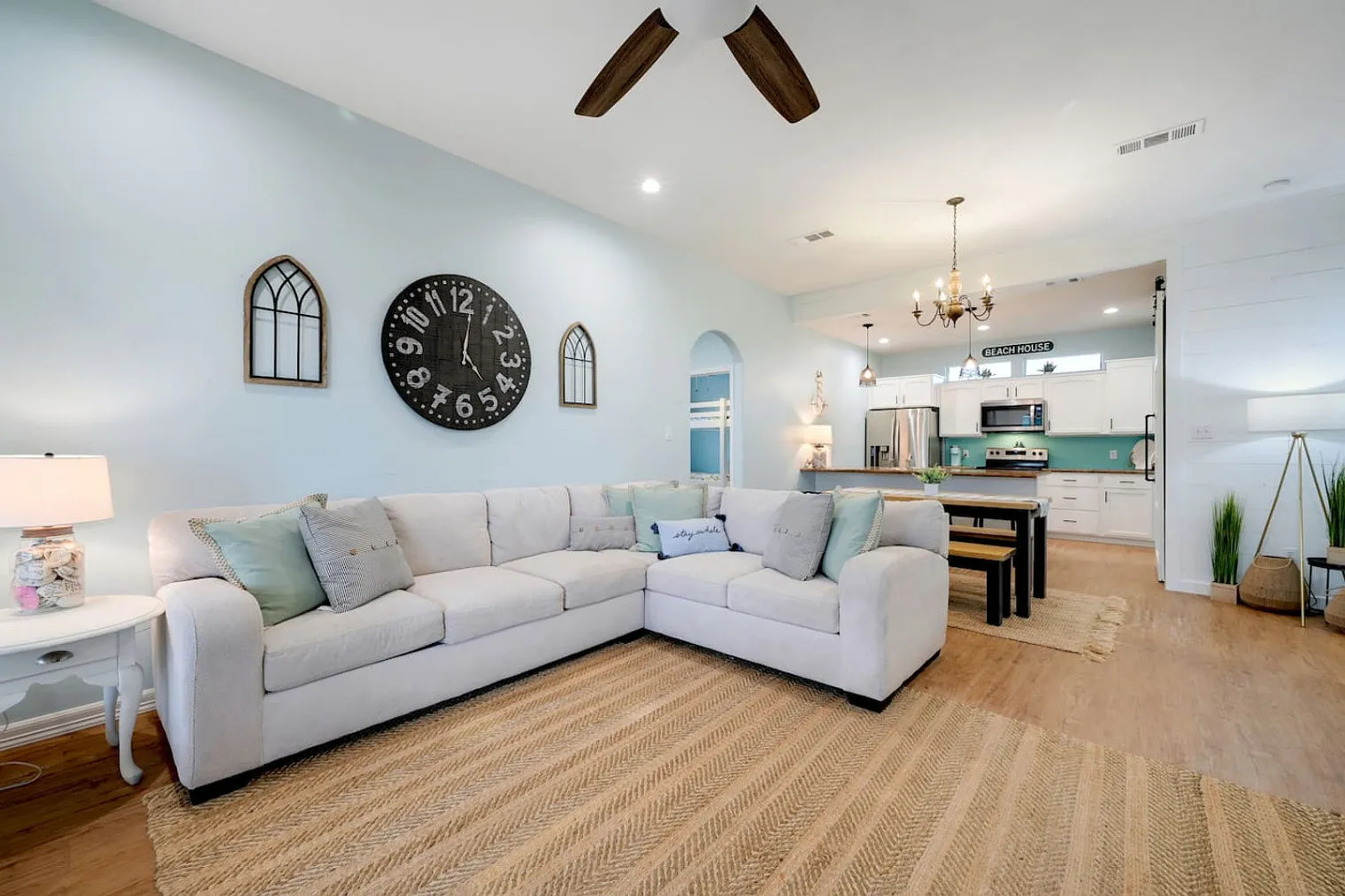 4 bed, 2.0 bath, 1291 sqft, $3,809 — Photo 3
