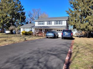 15 Delmar Ln, Commack, NY 11725