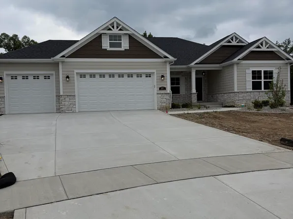 617 Bergamot Ct, Crown Point, IN 46307