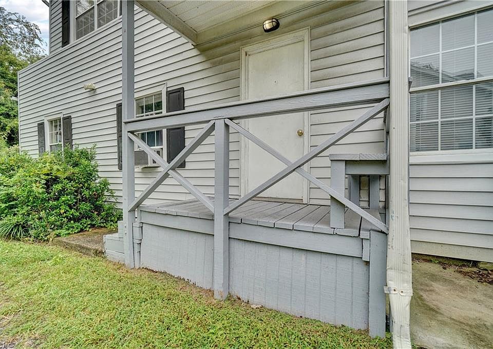 Entrance to upstairs Apartments #3 and #4 is on the side.