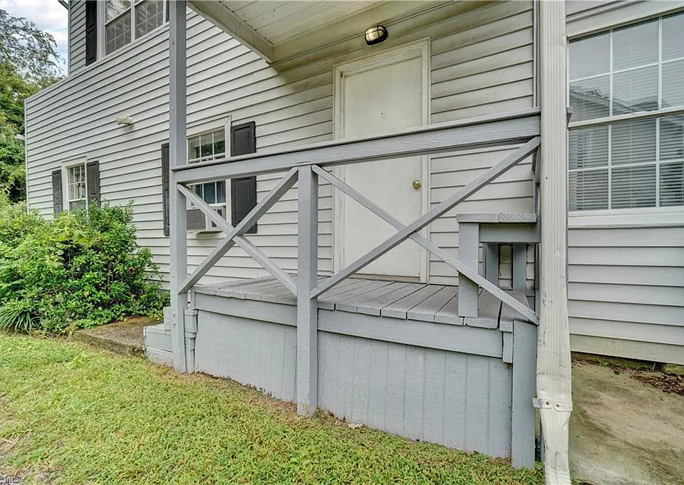 Entrance to upstairs Apartments #3 and #4 is on the side.