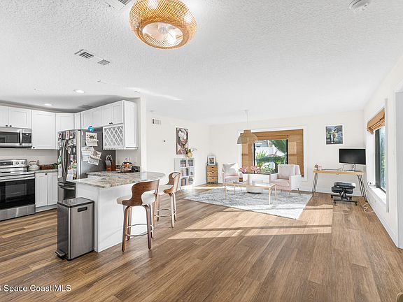 4th image of 401 1st Ave