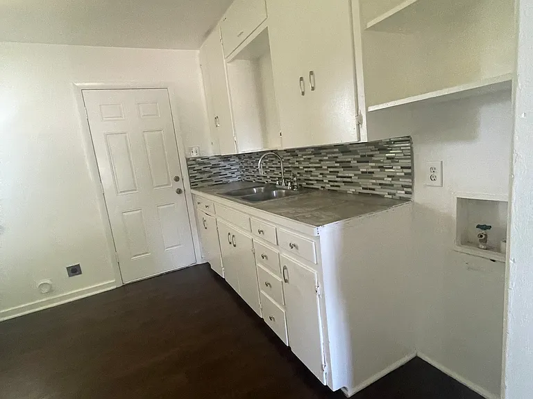 605 S Magnolia St — Photo 3