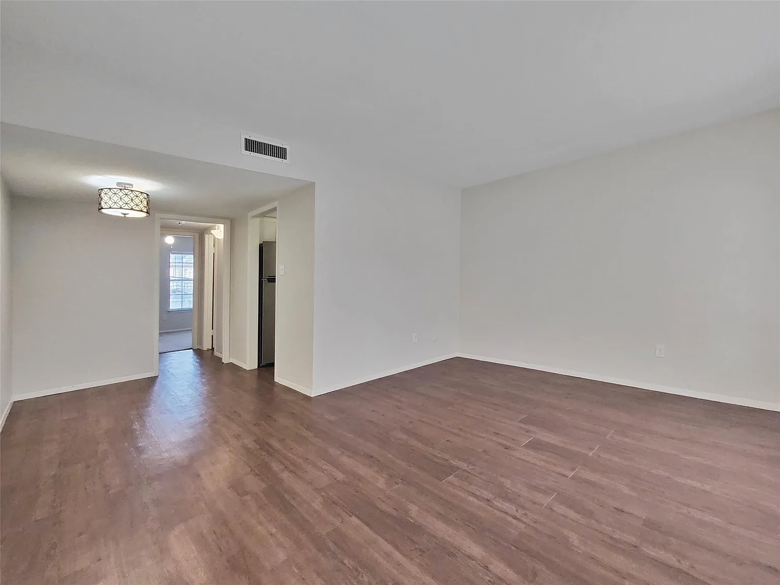 1 bed, 1.0 bath, 650 sqft, $975 — Photo 2