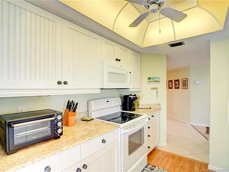 233 NE Edgewater Dr #204 — Photo 17