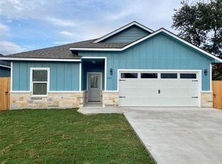 982 S Navarro St, Giddings, TX 78942