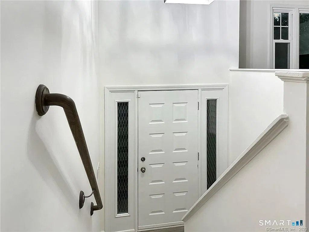 3 bed, 2.0 bath, 1660 sqft, $3,800 — Photo 2