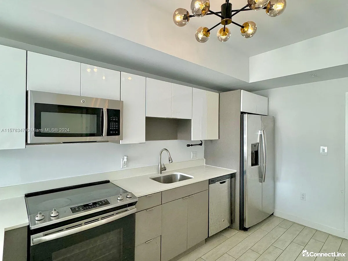 Building Photo - 321 NE 26th St #519