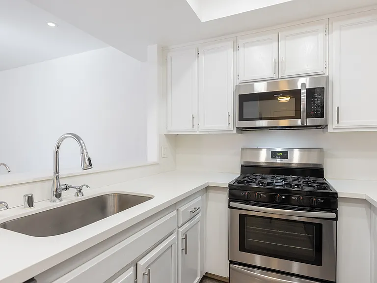 12340 Montana Ave #202 — Photo 14