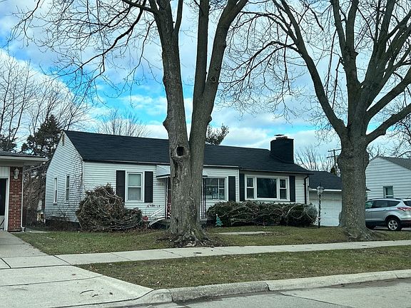 3rd image of 19815 Parkside St