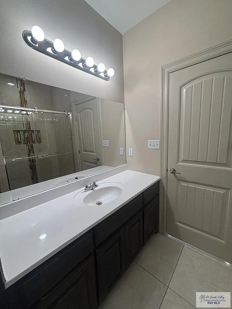 3 bed, 2.0 bath, 1300 sqft, $1,750 — Photo 3