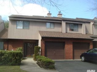 5 Timber Ridge Dr, Holbrook, NY 11741