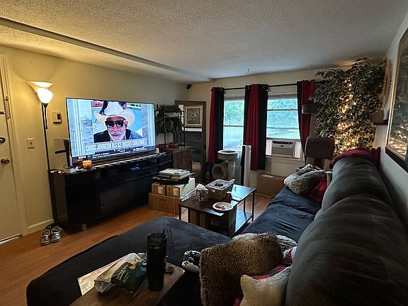 4th image of 136 Tyngsboro Rd APT 2
