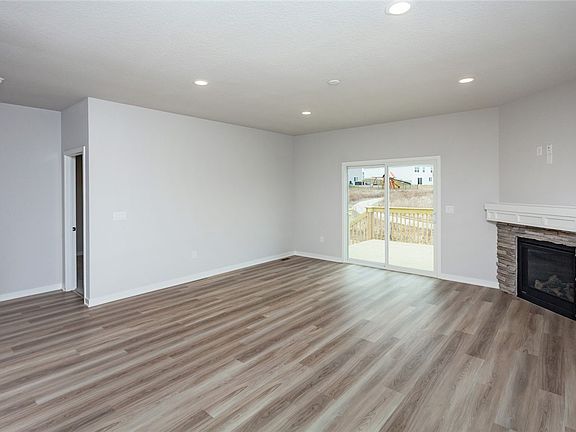 5th image of 745 Linden St