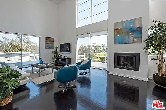1st image of 520 S Barrington Ave #303