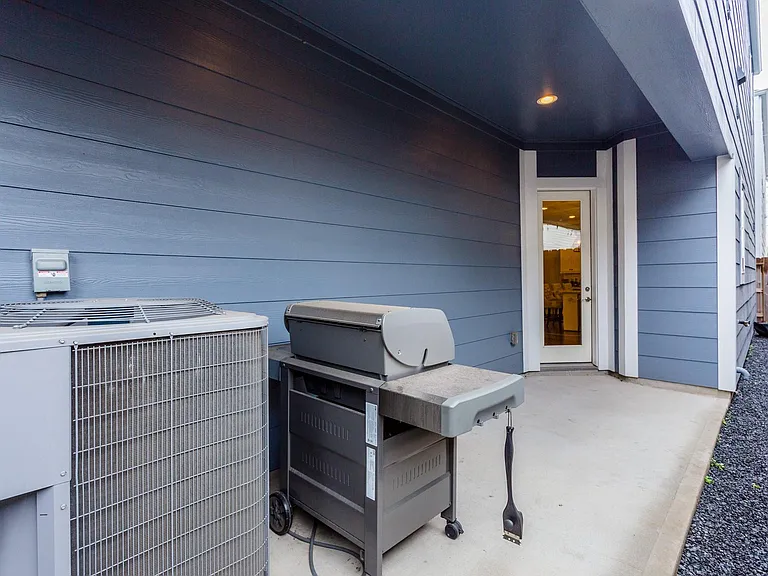 2413 Detering St — Photo 37