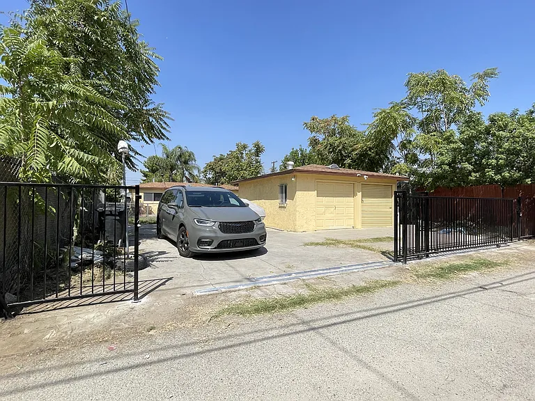820 E C St — Photo 14