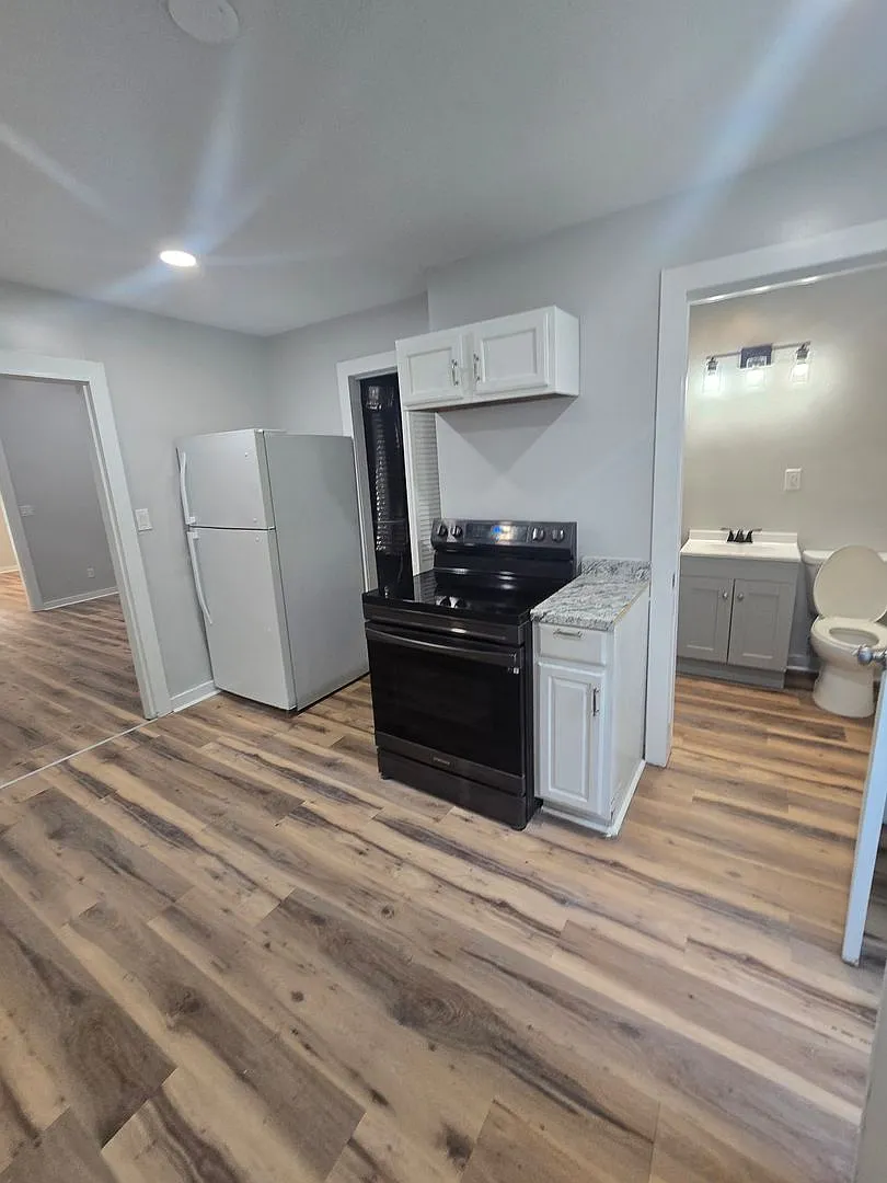 Studio Duplex located on the Westside near 10th St and White River Pkway Dr (Half off of 1st mont... — Photo 4