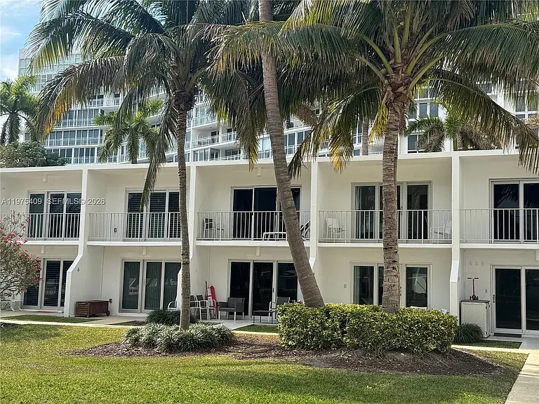 881 Ocean Dr — Photo 14