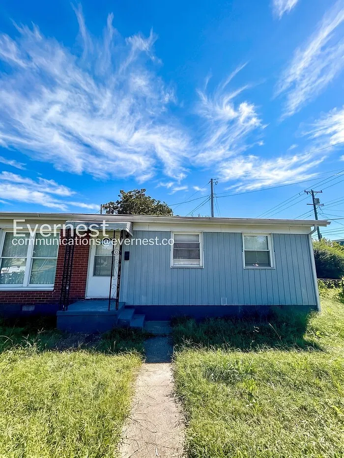 3 bed, 1.5 bath, 932 sqft, $1,600 — Photo 1