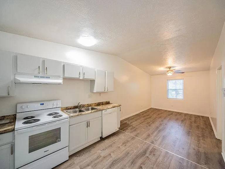 140 Limerick Dr — Photo 3