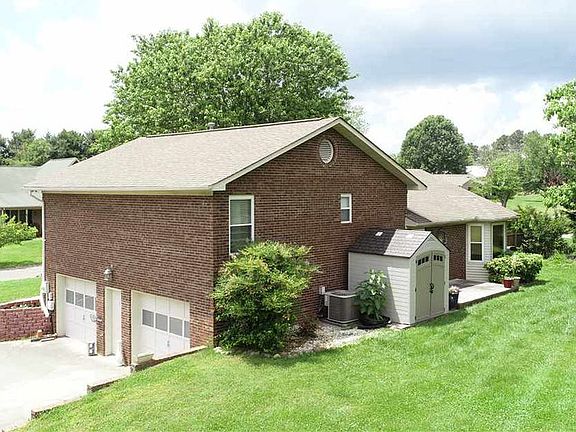 2nd image of 822 Foxglove Ln