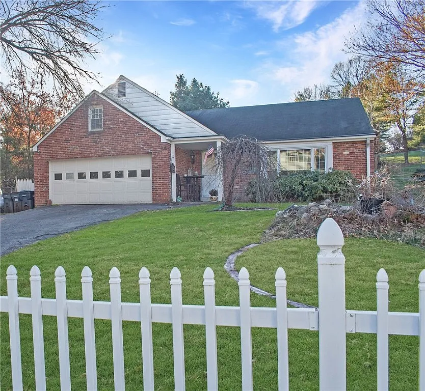 2452 Kings Ln photo 1